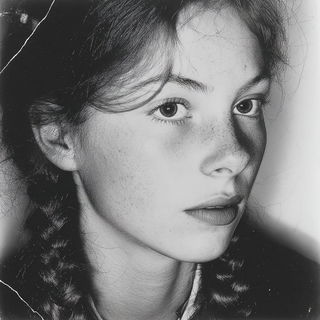 Gutteratlas style, Midjourney V7: photographic portrait of female protagonist
